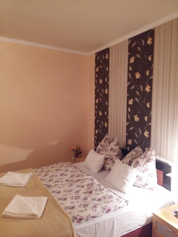 City Centre Apartment Gyor Bagian luar foto