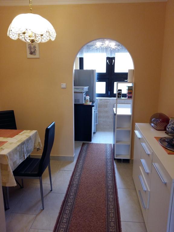 City Centre Apartment Gyor Bagian luar foto